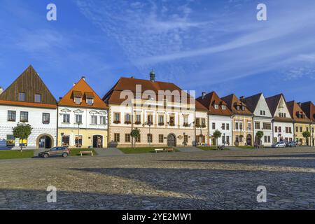 Zentraler Platz umgeben von gut erhaltenen Gotik- und Renaissancehäusern in Bordejov, Slowakei, Europa Stockfoto