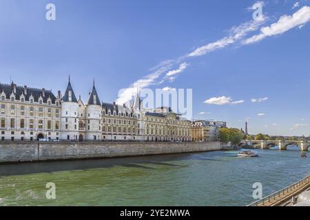 Blick auf die seine mit Conciergerie, Paris, Frankreich, Europa Stockfoto