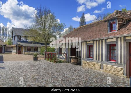 Straße mit historischen Fachwerkhäusern in Beuvron-en-Auge, Frankreich, Europa Stockfoto