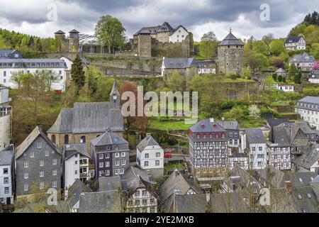 Blick auf die Stadt Monschau mit Schloss von der Bergspitze, Deutschland, Europa Stockfoto