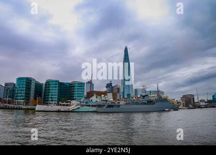 Das brasilianische Marineschiff NE Brazil (U27) legte neben der HMS Belfast an der Themse in London an Stockfoto