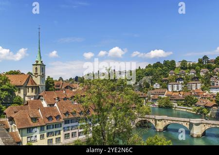 Blick auf die Nydeggkirche und den Fluss Aare in der Altstadt von Bern, Schweiz, Europa Stockfoto