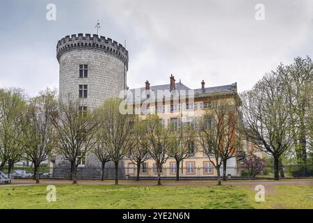 Die Burg der Herzöge von Savoyen ist eine alte Festung aus dem elften Jahrhundert, Chambery, Frankreich. Halbrunder Turm Stockfoto