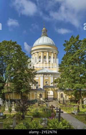 Alexander Newski Lavra (Kloster) in Sankt Petersburg, Russland. Kathedrale Der Heiligen Dreifaltigkeit. Blick vom Friedhof Stockfoto