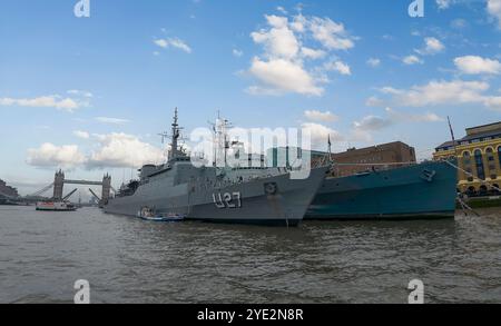 Das brasilianische Marineschiff NE Brazil (U27) legte neben der HMS Belfast an der Themse in London an Stockfoto