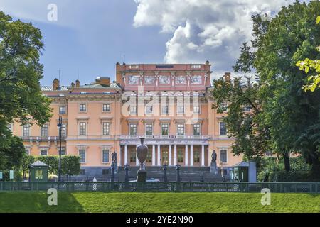 St. Michael Castle, auch Engineers' Castle genannt, ist eine ehemalige königliche Residenz im historischen Zentrum von Sankt Petersburg, Russland, Europa Stockfoto