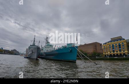 Das brasilianische Marineschiff NE Brazil (U27) legte neben der HMS Belfast an der Themse in London an Stockfoto