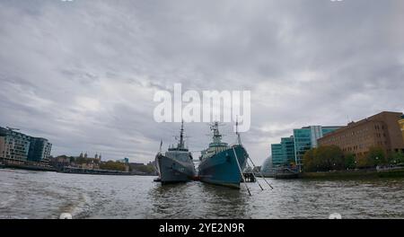 Das brasilianische Marineschiff NE Brazil (U27) legte neben der HMS Belfast an der Themse in London an Stockfoto