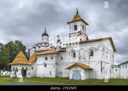 Das Alexander-Svirski Kloster ist das orthodoxe Kloster im Leningrader Gebiet, Russland. Kirche des Schutzes der Gottesmutter mit Refektorium Stockfoto