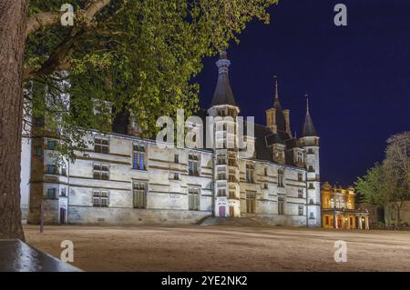 Der Herzogspalast von Nevers ist eine Residenzburg aus dem 15. Und 16. Jahrhundert der Grafen und Herzöge von Nevers, Frankreich. Abends Stockfoto