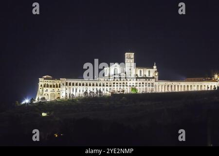 Abends. Die päpstliche Basilika St. Franziskus von Assisi ist die Mutterkirche des römisch-katholischen Franziskanerordens in Assisi, Italien, Europa Stockfoto