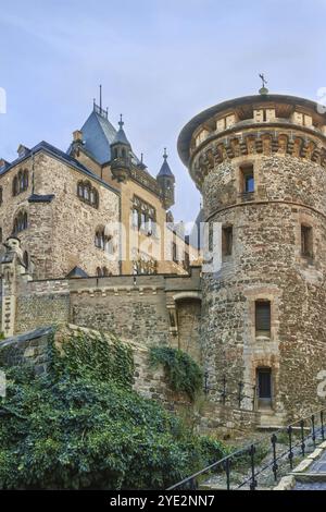 Die Burg Wernigerode ist eine Burg im Harz oberhalb der Stadt Wernigerode Stockfoto