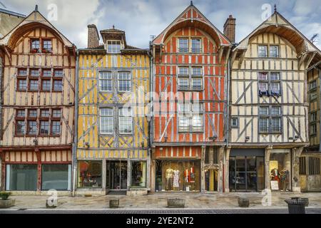 Straße mit historischen Fachwerkhäusern in Troyes Innenstadt, Frankreich, Europa Stockfoto