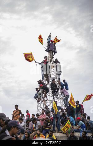 COLOMBO, SRI LANKA: 9. Juli 2022: Demonstranten hängen das Bildnis von Präsident Gotabaya Rajapaksa während des Straßenprotests gegen das Missmanagement der Regierung auf Stockfoto