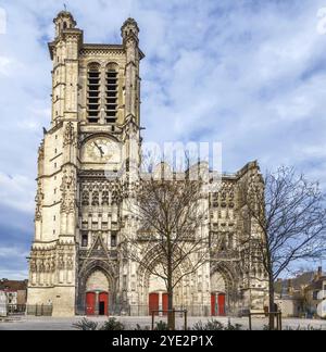 Die Kathedrale von Troyes ist eine römisch-katholische Kirche, die dem Heiligen Peter und dem Heiligen Paul gewidmet ist und sich in Troyes in der Champagne befindet. Fassade Stockfoto