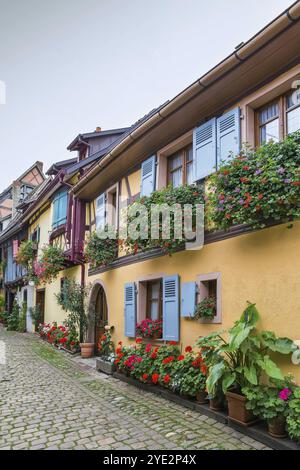 Malerische historische Straße in Eguisheim, Elsass, Frankreich, Europa Stockfoto