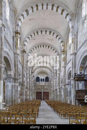 Vezelay Abbey ist ein Benediktiner- und Cluniakenkloster in Vezelay, Département Yonne, Frankreich. Innenraum, Schiff Stockfoto