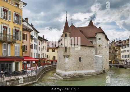 Palais de l'Ile ist ein altes befestigtes Haus aus dem 12. Jahrhundert in Annecy, Frankreich, Europa Stockfoto