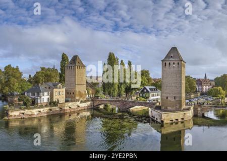 Blick auf die mittelalterliche Brücke Ponts Couverts vom Barrage Vauban in Straßburg, Frankreich, Europa Stockfoto