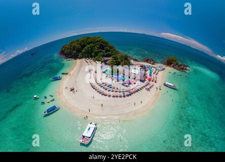 Insel Koh Khai aus der Luft sehen Sie wunderschöne Korallenriffe und weißen Sandstrand, Phuket, Thailand Stockfoto