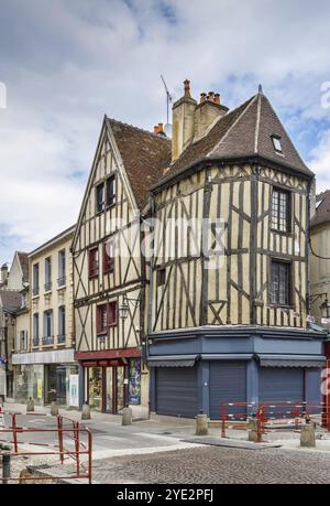 Strret mit historischen Fachwerkhäusern in Auxerre Downtown, Frankreich, Europa Stockfoto