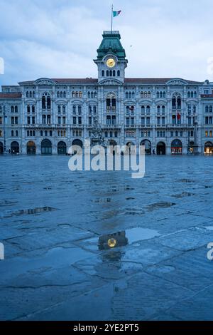 Triest, Italien. Oktober 2024. Die Piazza dell'Unita mit dem berühmten historischen Rathaus wird am Morgen leer gesehen. Quelle: SOPA Images Limited/Alamy Live News Stockfoto