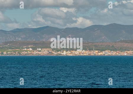 Wunderschöner Panoramablick vom Meer von ​​Portoscuso, Sardinien, Italien Stockfoto