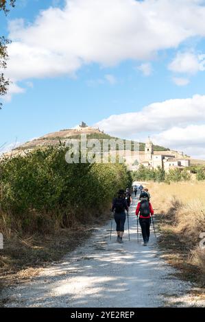 Castrojeriz, Spanien: 17. September 2024: Pilger, die 2024 auf dem Jakobsweg in Castrojeriz ankommen. Stockfoto