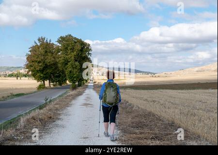 Castrojeriz, Spanien: 17. September 2024: Pilger, die 2024 auf dem Jakobsweg in Castrojeriz ankommen. Stockfoto