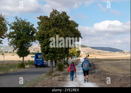 Castrojeriz, Spanien: 17. September 2024: Pilger, die 2024 auf dem Jakobsweg in Castrojeriz ankommen. Stockfoto