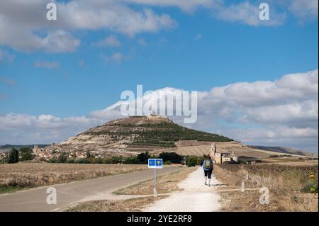 Castrojeriz, Spanien: 17. September 2024: Pilger, die 2024 auf dem Jakobsweg in Castrojeriz ankommen. Stockfoto