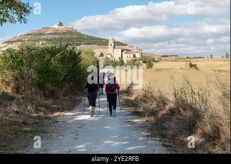 Castrojeriz, Spanien: 17. September 2024: Pilger, die 2024 auf dem Jakobsweg in Castrojeriz ankommen. Stockfoto