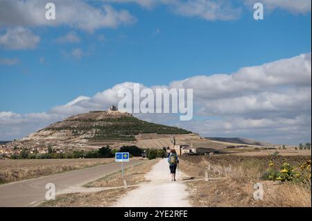 Castrojeriz, Spanien: 17. September 2024: Pilger, die 2024 auf dem Jakobsweg in Castrojeriz ankommen. Stockfoto