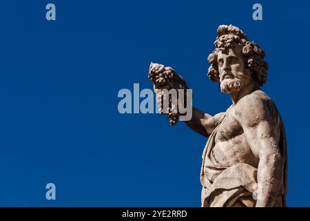 Heidentum in der Antike. Römischer oder griechischer Gott Bacchus mit Trauben, eine barocke Statue, die im 17. Jahrhundert auf der Dreifaltigkeitsbrücke in Florenz errichtet wurde Stockfoto