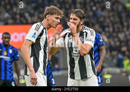 Mailand, Italien. Oktober 2024. Nicolo Savona (L) und Manuel Locatelli (R) von Juventus waren während des Spiels zwischen Inter und Juventus in Giuseppe Meazza in Mailand zu sehen. Stockfoto