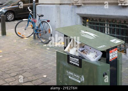 Gent, Belgien. Oktober 2024. Die Abbildung zeigt eine öffentliche Mülltonne in Gent am Dienstag, den 29. Oktober 2024. BELGA FOTO JAMES ARTHUR GEKIERE Credit: Belga News Agency/Alamy Live News Stockfoto