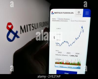 Deutschland. Juni 2024. In dieser Fotoabbildung hält eine Person ein Handy mit der Website des japanischen Immobilienunternehmens Mitsui Fudosan Co. Ltd. Vor dem Logo. Quelle: SOPA Images Limited/Alamy Live News Stockfoto