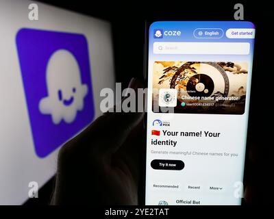 Deutschland. Juni 2024. In dieser Abbildung hält eine Person ein Handy mit der Webseite des Chatbot-Softwareunternehmens Coze vor dem Logo. Quelle: SOPA Images Limited/Alamy Live News Stockfoto