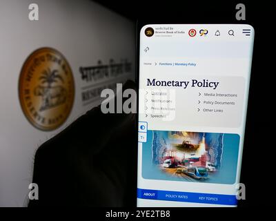 Deutschland. Juni 2024. In dieser Fotoabbildung hält eine Person ein Handy mit der Webseite der indischen Zentralbank Reserve Bank of India (RBI) vor dem Logo. Quelle: SOPA Images Limited/Alamy Live News Stockfoto