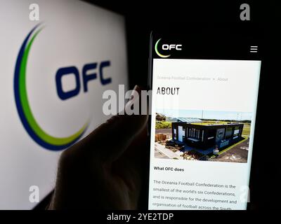 Deutschland. Juni 2024. In dieser Abbildung hält eine Person ein Smartphone mit der Website des Vereins Oceania Football Confederation (OFC) vor dem Logo. Quelle: SOPA Images Limited/Alamy Live News Stockfoto