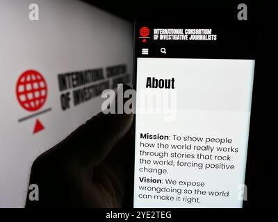 Deutschland. Juni 2024. In dieser Fotoabbildung hält eine Person ein Handy mit der Webseite des International Consortium of Investigative Journalists (ICIJ) mit Logo. Quelle: SOPA Images Limited/Alamy Live News Stockfoto