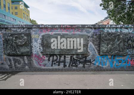 Bronzetafeln, Denkmal des antifaschistischen Widerstands und der Befreiung, Schönhauser Allee, Prenzlauer Berg, Pankow, Berlin, Deutschland Stockfoto