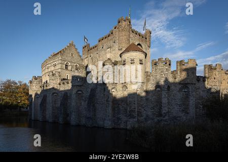 Gent, Belgien. Oktober 2024. Die Abbildung zeigt das Schloss Gravensteen mit Schatten der Skyline von Gent in Gent, dargestellt am Dienstag, den 29. Oktober 2024. BELGA FOTO JAMES ARTHUR GEKIERE Credit: Belga News Agency/Alamy Live News Stockfoto