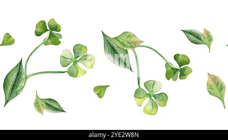 Shamrock und Blätter auf nahtlosem Rand Aquarellillustration isoliert. Grün lackiert, vier Blätter. Handgezeichnetes Klee irisches Symbol. Designelement für Stockfoto