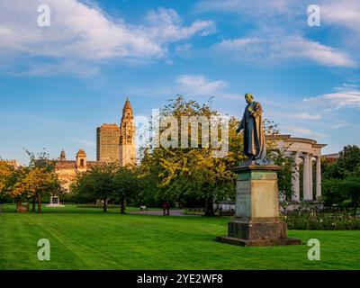 Statue von Henry Austin Lord Aberdare in Alexandra Gardens und Rathaus bei Sonnenuntergang, Cardiff, Wales, Vereinigtes Königreich Stockfoto