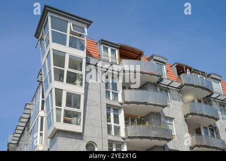 Modernes Wohnhaus, umgebautes Dachgeschoss, Luisenstraße, Schumannstraße, Mitte, Berlin, Deutschland Stockfoto