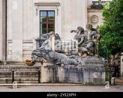 Neptun-Statue in einem Wagen vor dem Glamorgan Building, Cardiff, Wales, Großbritannien Stockfoto