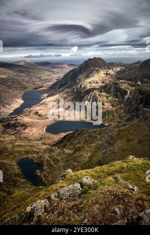 Blick auf Llyn Ogwen vom Y Garn Gipfel aus, einschließlich Tryfan und Llyn Idwal im Parc Eryri oder Snowdonia National Park in Nordwales Stockfoto
