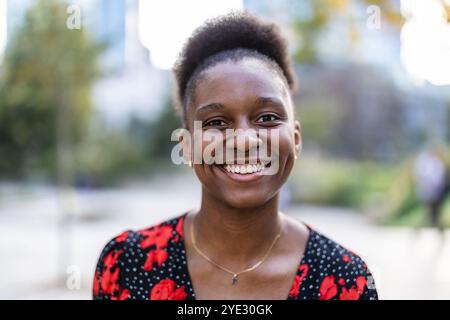 Porträt einer lächelnden jungen Frau in der Stadt Stockfoto