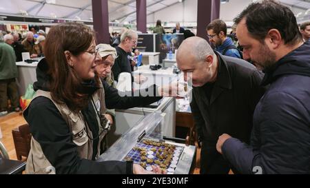 Beim Alba Truffle Festival können Besucher eine Trüffelprobe mit lokalen Anbietern erleben. Gäste können verschiedene Trüffelprodukte erkunden Stockfoto